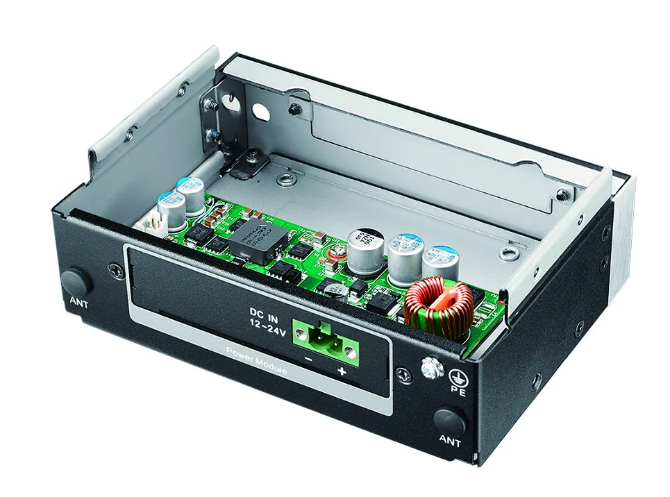 Bên trong máy tính công nghiệp không quạt Advantech ARK-1124H, thấy bo mạch và cuộn cảm nguồn