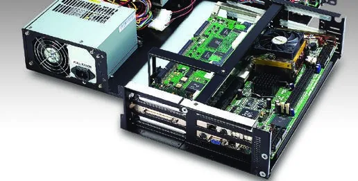 Bên trong máy tính công nghiệp rack 2U Advantech ACP-2000 với backplane cánh bướm và card cắm đứng